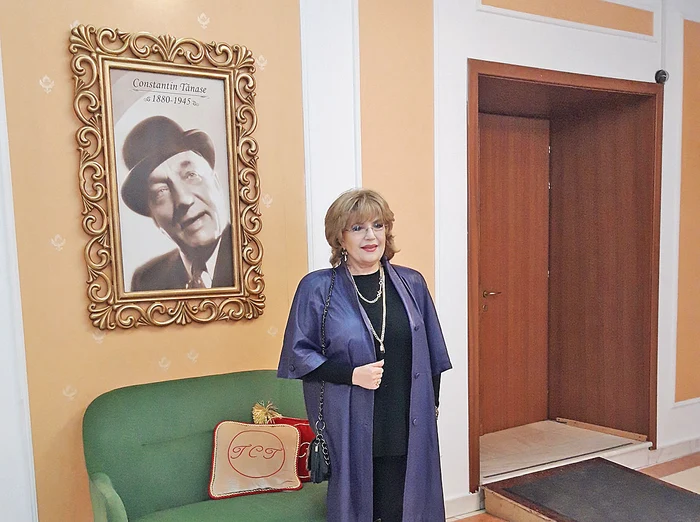 Corina Chiriac lângă unul dintre tablourile lui Constantin Tănase