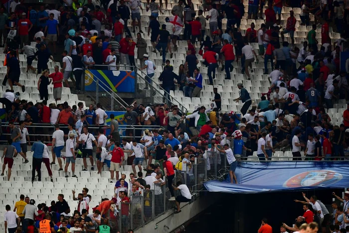 Se instaurează panica generală în stadionul Velodrome din MarsilliaFoto: Getty Images