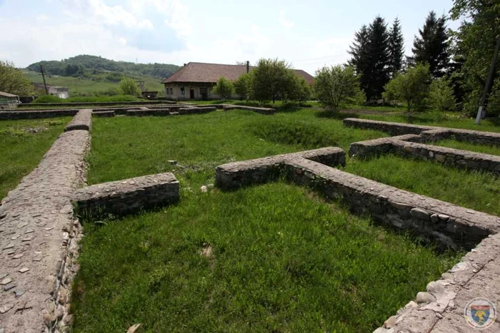 Castrul roman Jidava, din linia fortificată Limes Transalutanus, ale cărui ruine se află pe teritoriul fostului sat Apa Sărată, în prezent înglobat în oraşul Câmpulung, judeţul Argeş