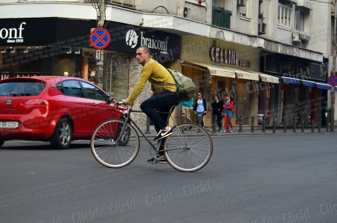 
    Vladimir a traversat neregulamentar Calea Victoriei FOTO ALEX MUSCALIU  