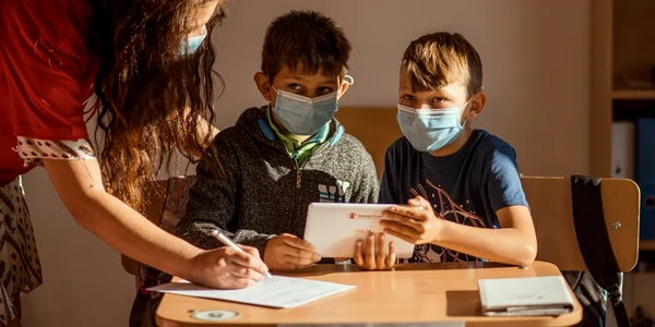 Cât de sigure sunt şcolile şi ce informaţii despre vaccinare primesc elevii la şcoală foto- salvati copiii romania
