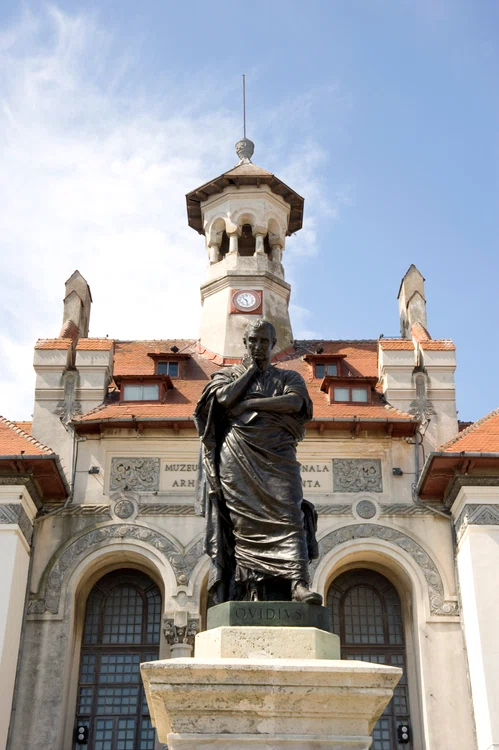 Statuia lui Ovidiu; în plan secundar,  Muzeul de Istorie Naţională şi Arheologie