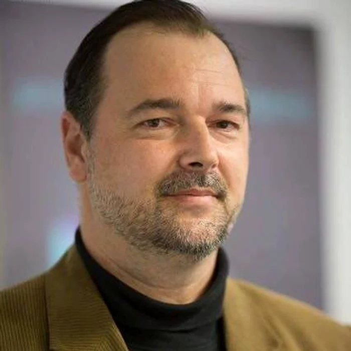 Subprefectul Rares Macrea îi ține locul prefectului deoarece acesta este bolnav de Covid-19