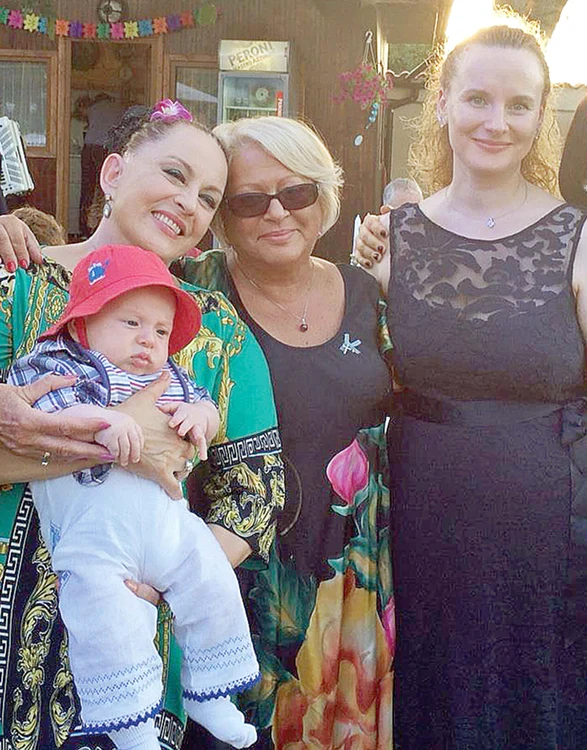 Maria Dragomiroiul-a ținut cu drag în brațe pemicuțul Daniel Ionuț, primul băiat al fetei sale, IleanaFoto: Arhiva personală