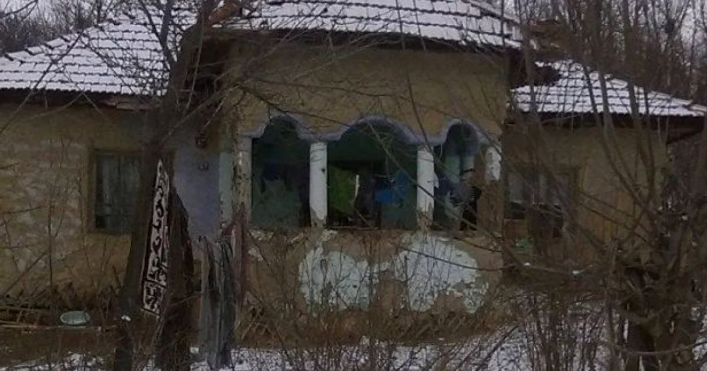 Cei 4 frăţiori locuiesc cu mama lor într-o casă părăsită 