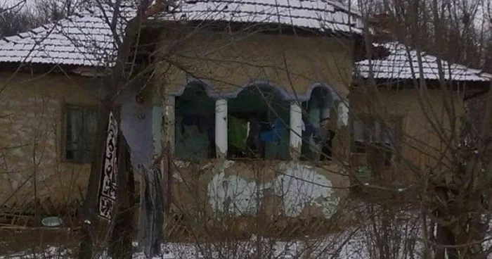 Cei 4 frăţiori locuiesc cu mama lor într-o casă părăsită