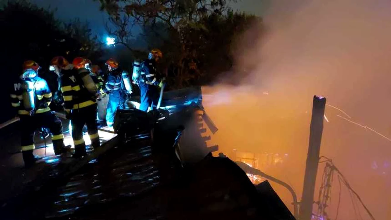 Focul a pornit de la o casă şi s-a extins la acoperişul alteiafoto: ISU București