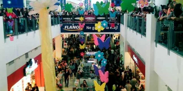 Galleria Mall asediată de specatori la concert