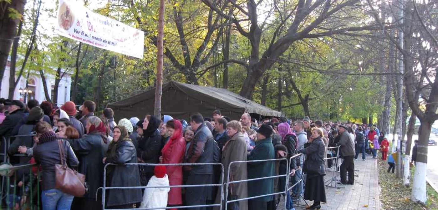 Credincioşii stau ore întregi la rand pentru a trece prin altar 