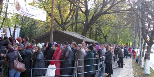 Credincioşii stau ore întregi la rand pentru a trece prin altar 