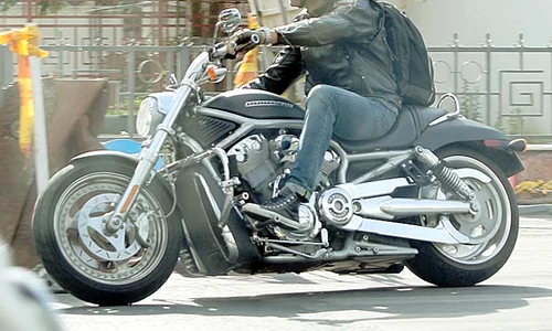 Bogdan Stelea arată fioros cu geaca de piele şi casca, pe motorul său, un superb Harley Davidson jpeg
