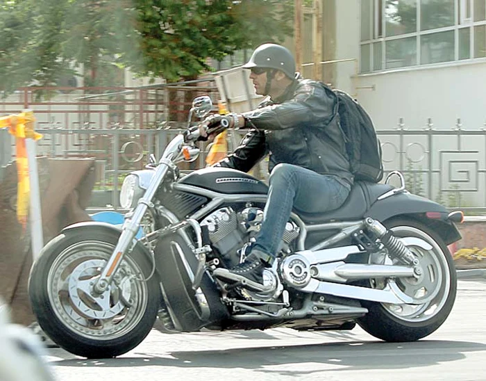 Bogdan Stelea arată fioros cu geaca de piele şi casca, pe motorul său, un superb Harley Davidson