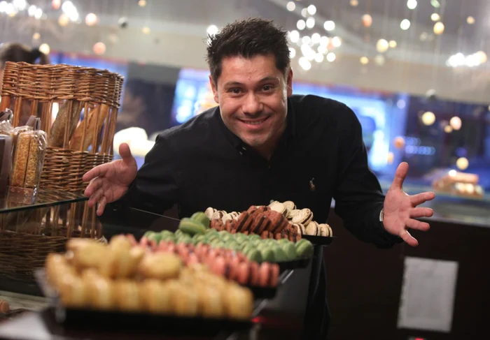 Chef Tudor Constantinescu a pus bazele unei afaceri cu dulciuri în 2006. Până acum a deschis șase restaurante „Chocolat”