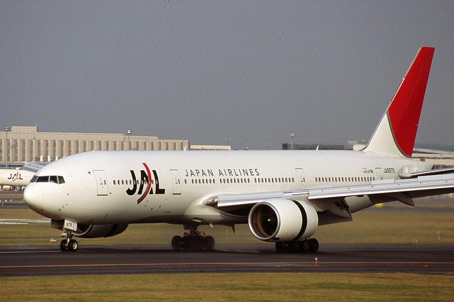 Avion în flăcări la aterizarea pe pista aeroportului din Tokyo VIDEO