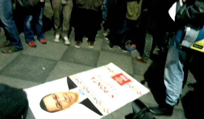 Protest Bucuresti afis cu ponta daramat
