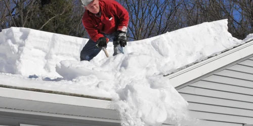 Căderile abundente de zăpadă pot pune în pericol vieţile oamenilor (foto: arhivă)