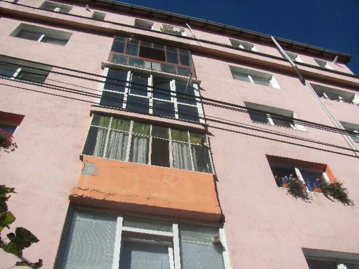 Tanara locuia la mansarda unui bloc din cartierul sibian Vasile Aron