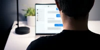 Un bărbat  pe retele sociale - facebook - mesaje amenintare FOTO Shutterstock