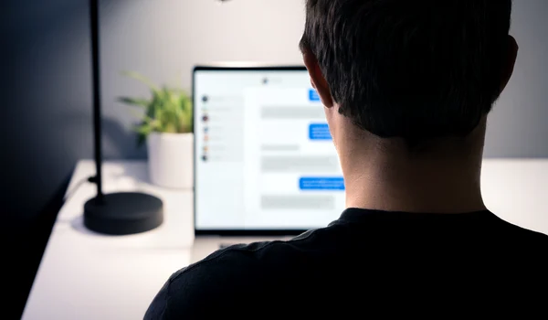 Un bărbat  pe retele sociale - facebook - mesaje amenintare FOTO Shutterstock