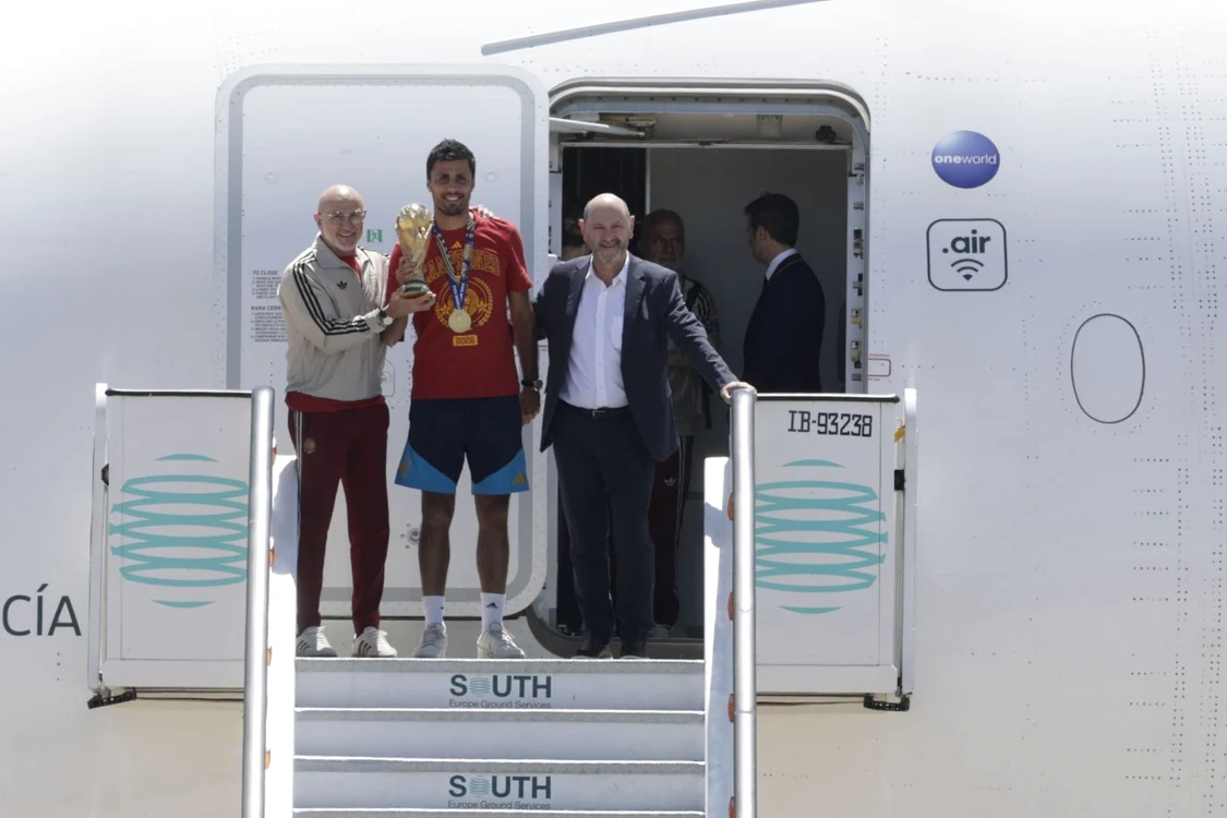  Selecționerul Luis de la Fuente și căpitanul Rodri au arătat trofeul (Foto: EPAImages)