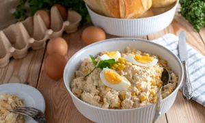 Salata de ton  Sursa foto shutterstock 2135434777 jpg