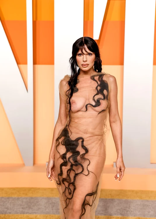 Julia Fox, aproape goală pe covorul roșu de la Oscars Vanity Fair Party