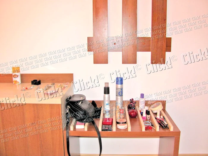 Ally are sumedenie de bijuterii şi articole de înfrumuseţare