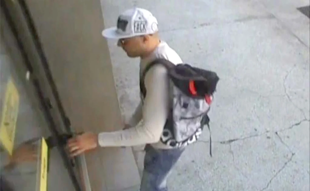 
    0:35. După ce iese,  o ia la fugă şi  dispare în mulţime  