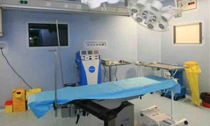 femeie operata telefon in abdomen jpeg