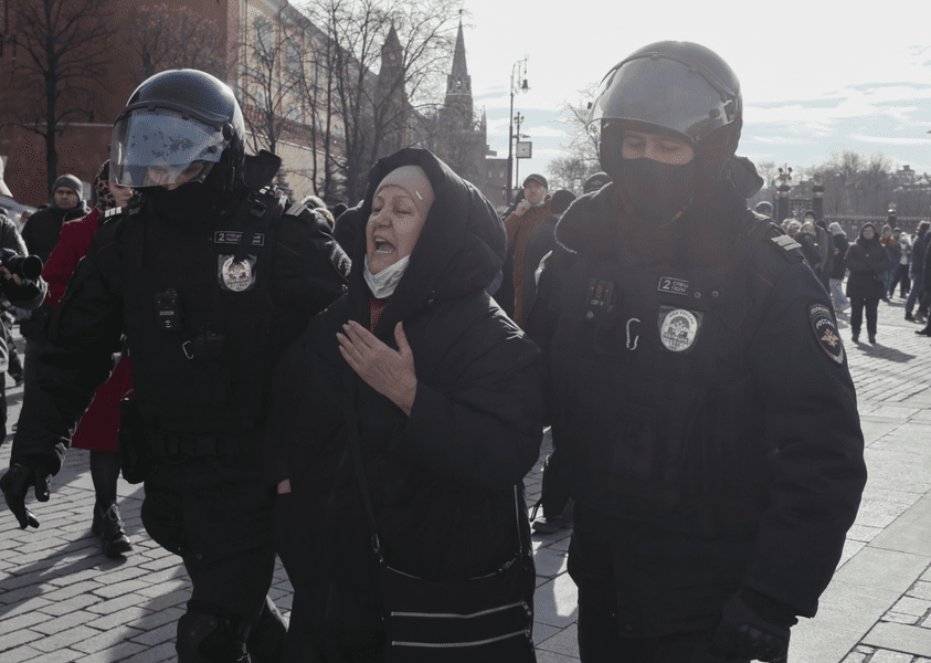 Zeci de persoane, reținute de poliție în Rusia pentru acţiuni de comemorare a unui an de la invazia în Ucraina