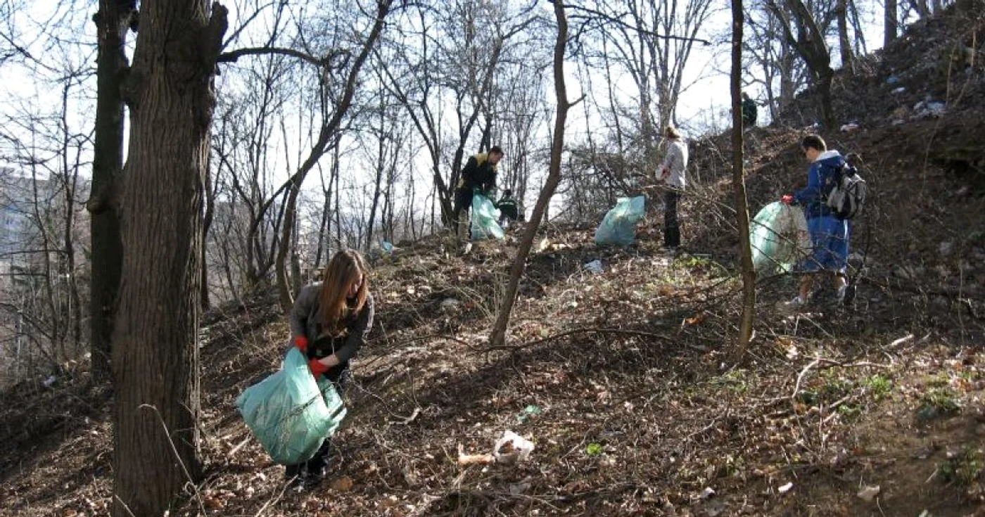 Voluntarii au curăţat dealul Colinei Universităţii