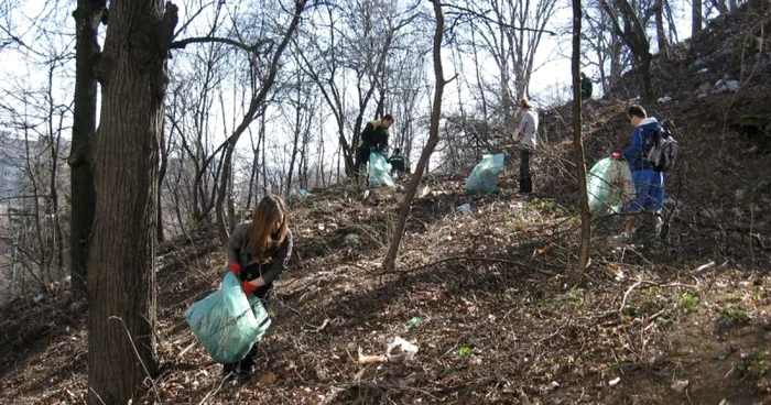 Voluntarii au curăţat dealul Colinei Universităţii