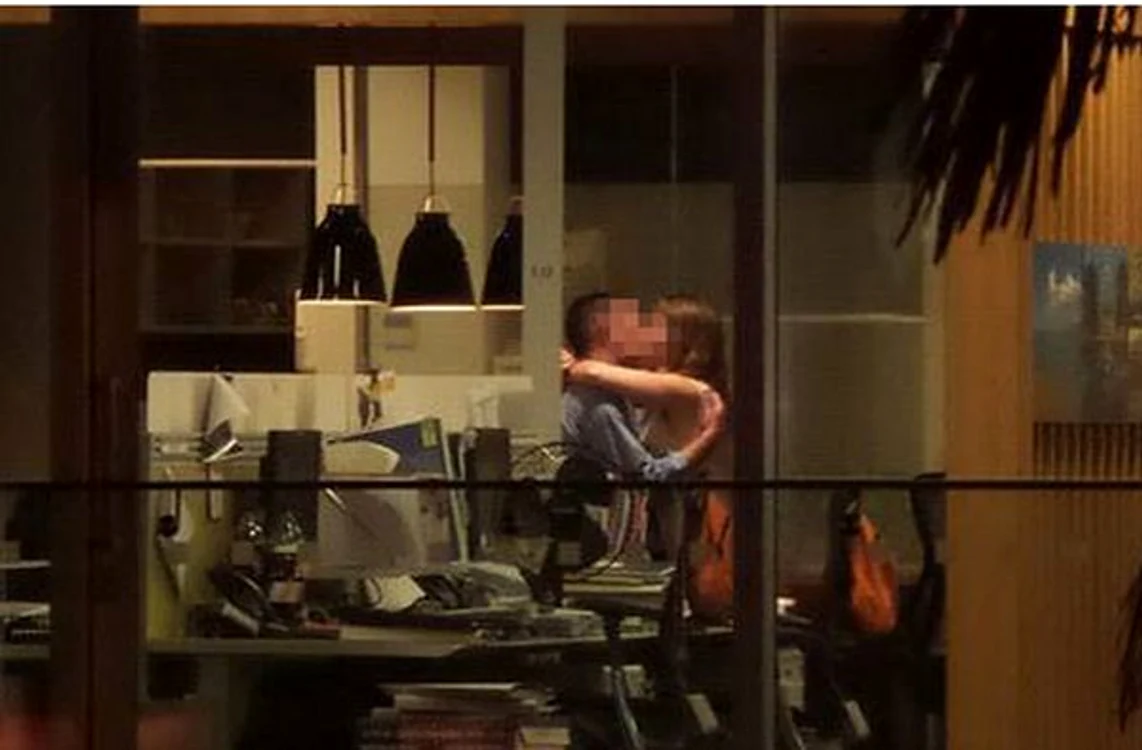 Cei doi colegi s-au sărutat pătimaş timp de minute în şirFoto Captură