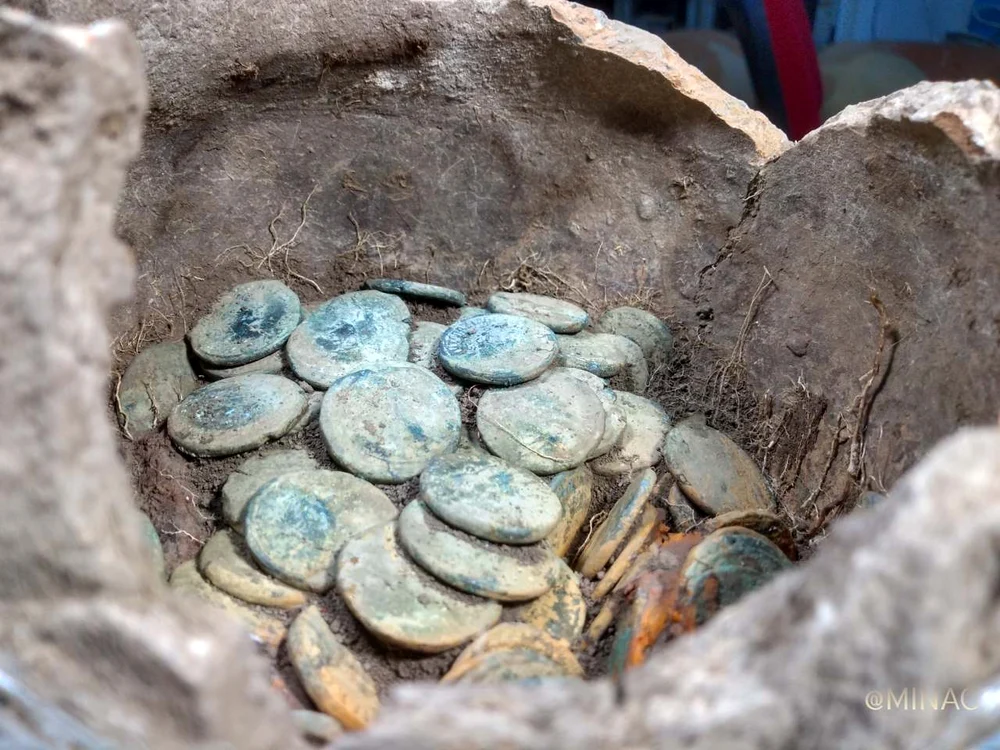 Tezaurul de la Ciobănița, alcătuit din 610 monede romane (foto: Muzeul de Istorie Naţională şi Arheologie Constanţa)