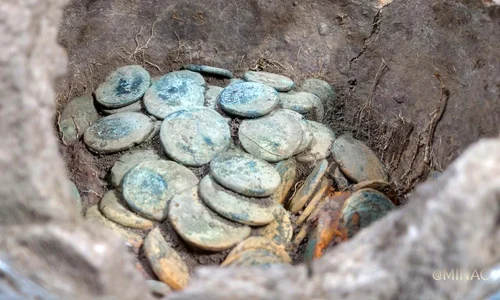 Tezaurul de la Ciobănița, alcătuit din 610 monede romane (foto: Muzeul de Istorie Naţională şi Arheologie Constanţa)