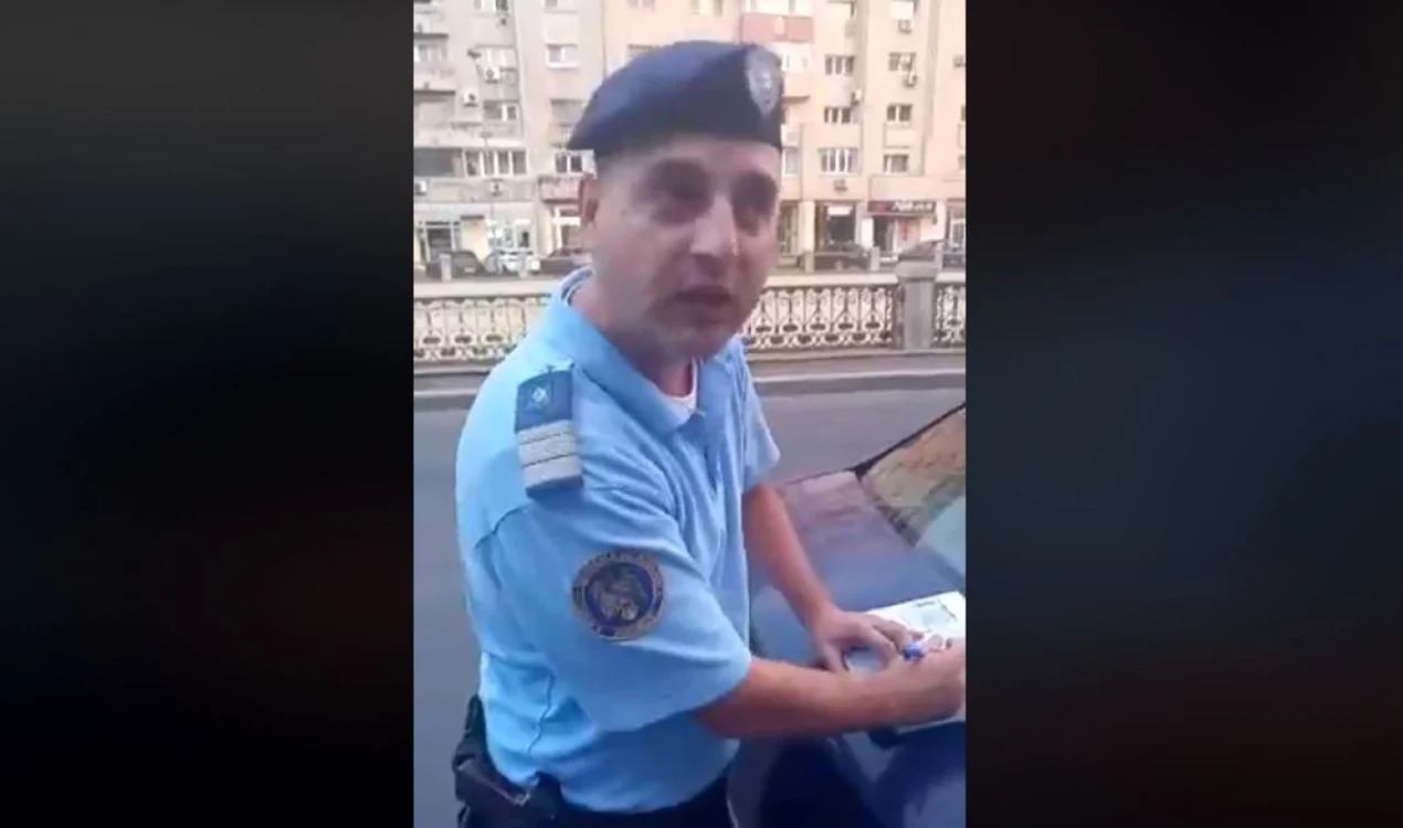 Jandarmul care l-a amendat pe bărbat pentru semne obscene FOTO Facebook/Auraş Mihai Geambaşu