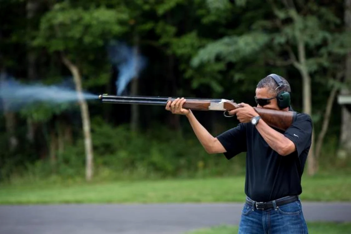 Preşedintele american Barack Obama trăgând cu puşca FOTO whitehouse.gov
