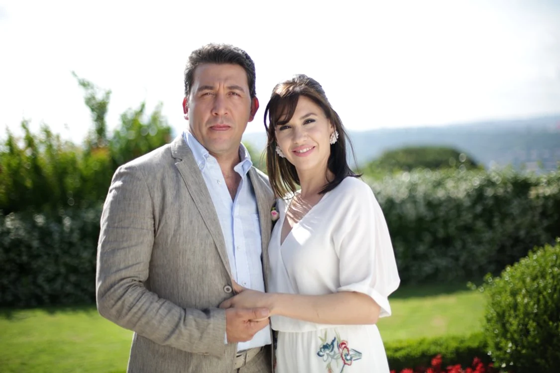 Evrim Alasya și Emre Kinay, actorii care interpretează rolurile principale din serialul turcesc „Güneş” trăiesc o intensă poveste de iubire și în viața reală foto: Kanal D