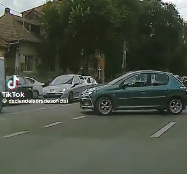 Imagini incredibile la Oradea, cu o maşină fără şofer care traversează 4 benzi şi ajunge fix în singurul loc liber de parcare | VIDEO