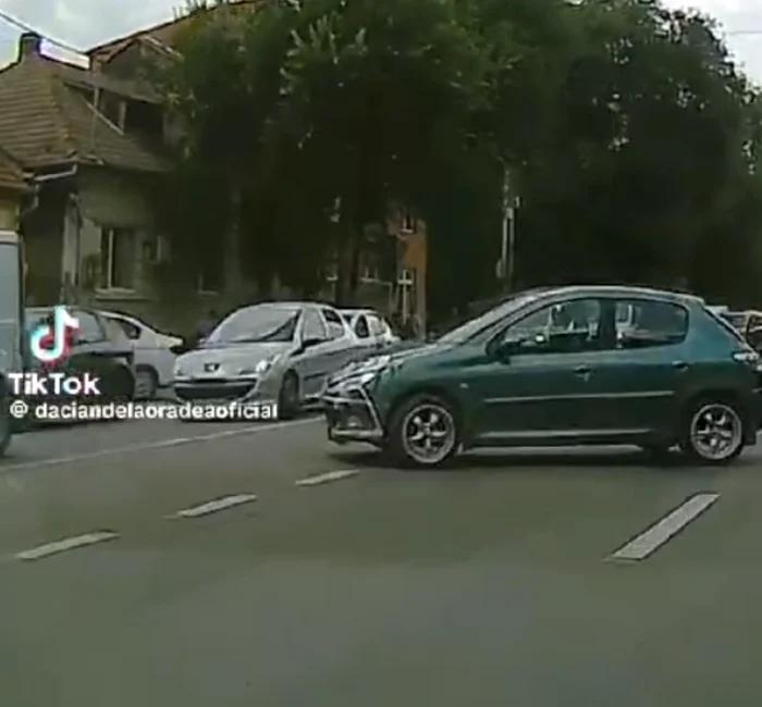 Maşina fără şofer a traversat o stradă cu patru benzi în Oradea. Foto: captură video