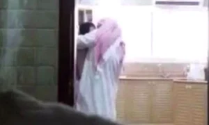 Femeia l a filmat pe soţul ei în timp ce se săruta cu menanjera jpeg