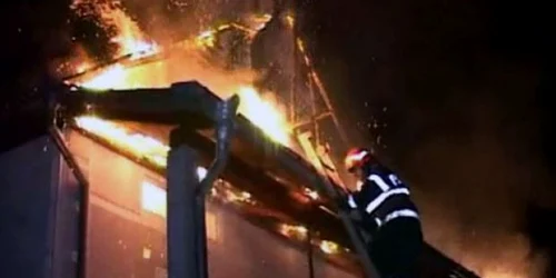 Cauza probabilă de incendiu a fost efectul termic al coşului de fum neizolat corespunzător