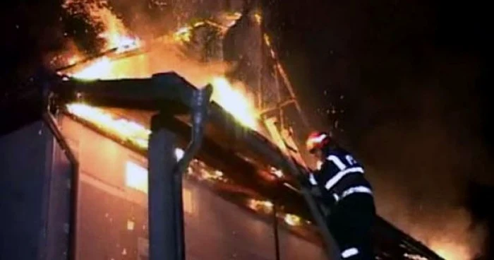 Cauza probabilă de incendiu a fost efectul termic al coşului de fum neizolat corespunzător 
