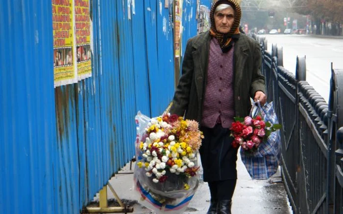 Focşani: Flori de toamnă de la ţară pentru Mihail şi Gavriil