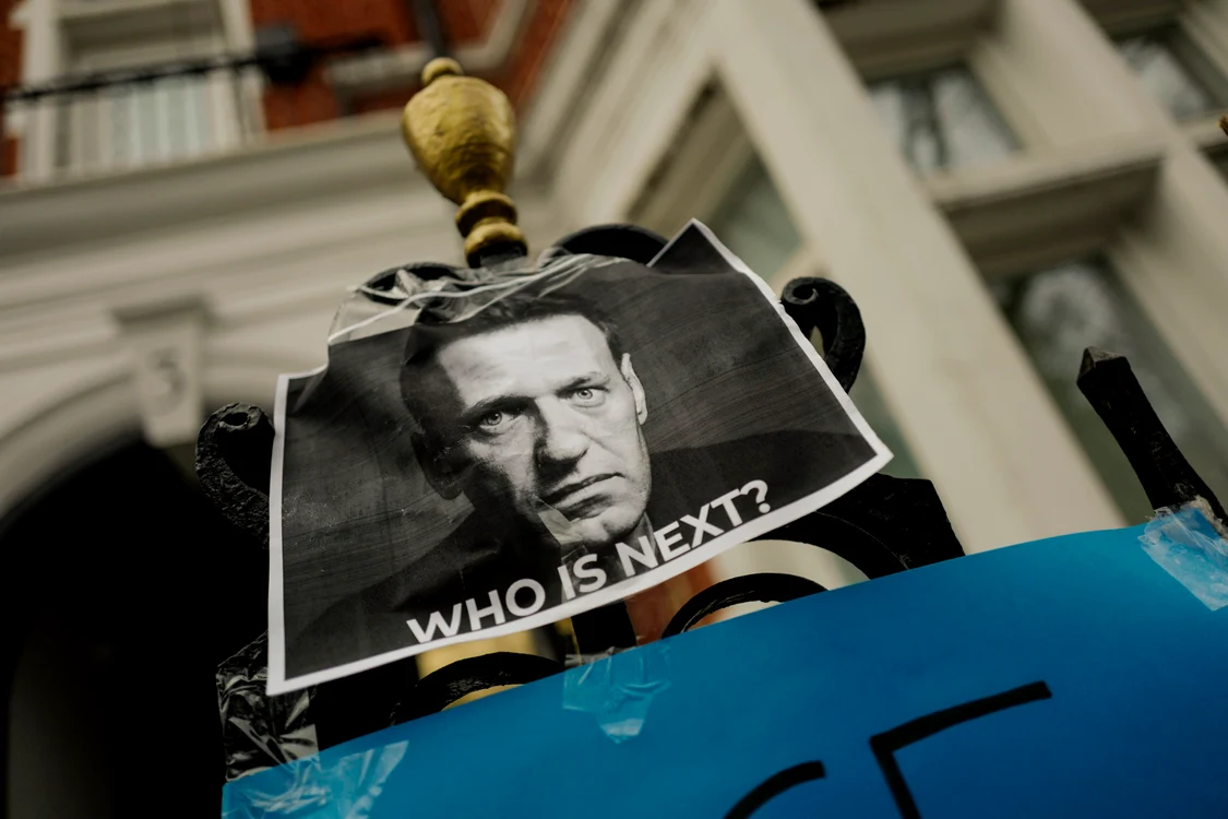 Un portret al lui Aleksei Navalnîi in fata ambasadei Rusiei de la Londra FOTO Profimedia