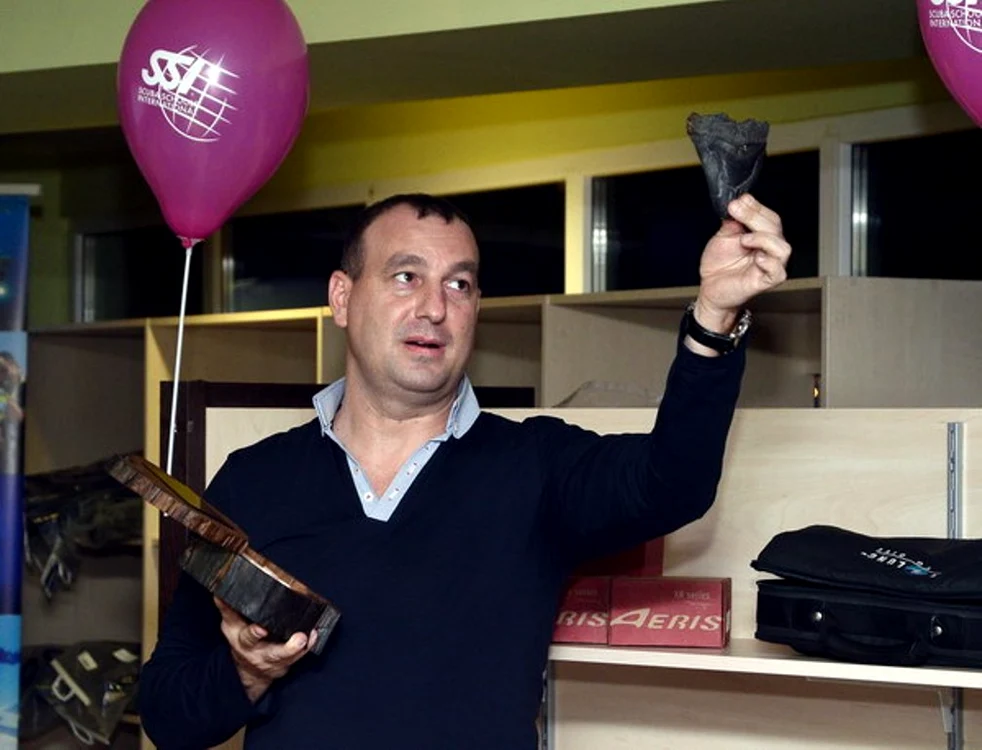 Tamas Lunca deţine singurl colţ de megalodon din România