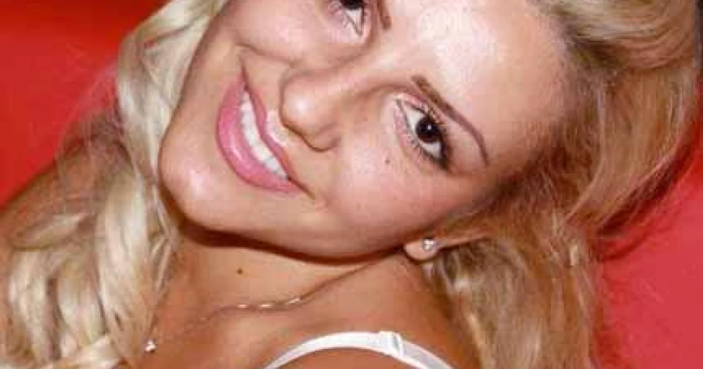 Românca Saşa Alexandra, românca anchetată pentru şantaj în Italia pentru că s-ar fi fotografiat pe puntea de comandă a unui vas de croazieră FOTO OGGI