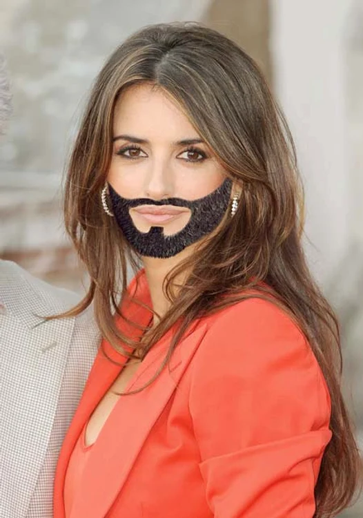 
    Penelope Cruz: O recunoaşteţi  pe senzuala actriţă din filmul  „Vicky Cristina  Barcelona”?  Arată perfect cu barba întunecată  (Fotografii: Rex)  