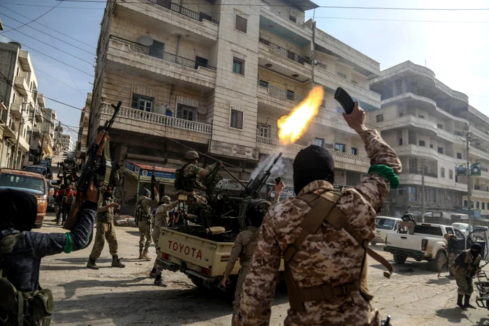 Soldaţii militari din Siria eliberaţi de armata turcească trag salve în aer după ce au relatat că au capturat oraşul Afrin din nordul Siriei FOTO EPA EFE  Aref Tammawi