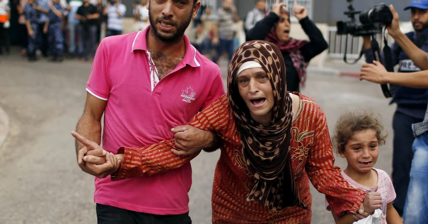 Oamenii îşi părăsesc îngroziţi casele FOTO Reuters